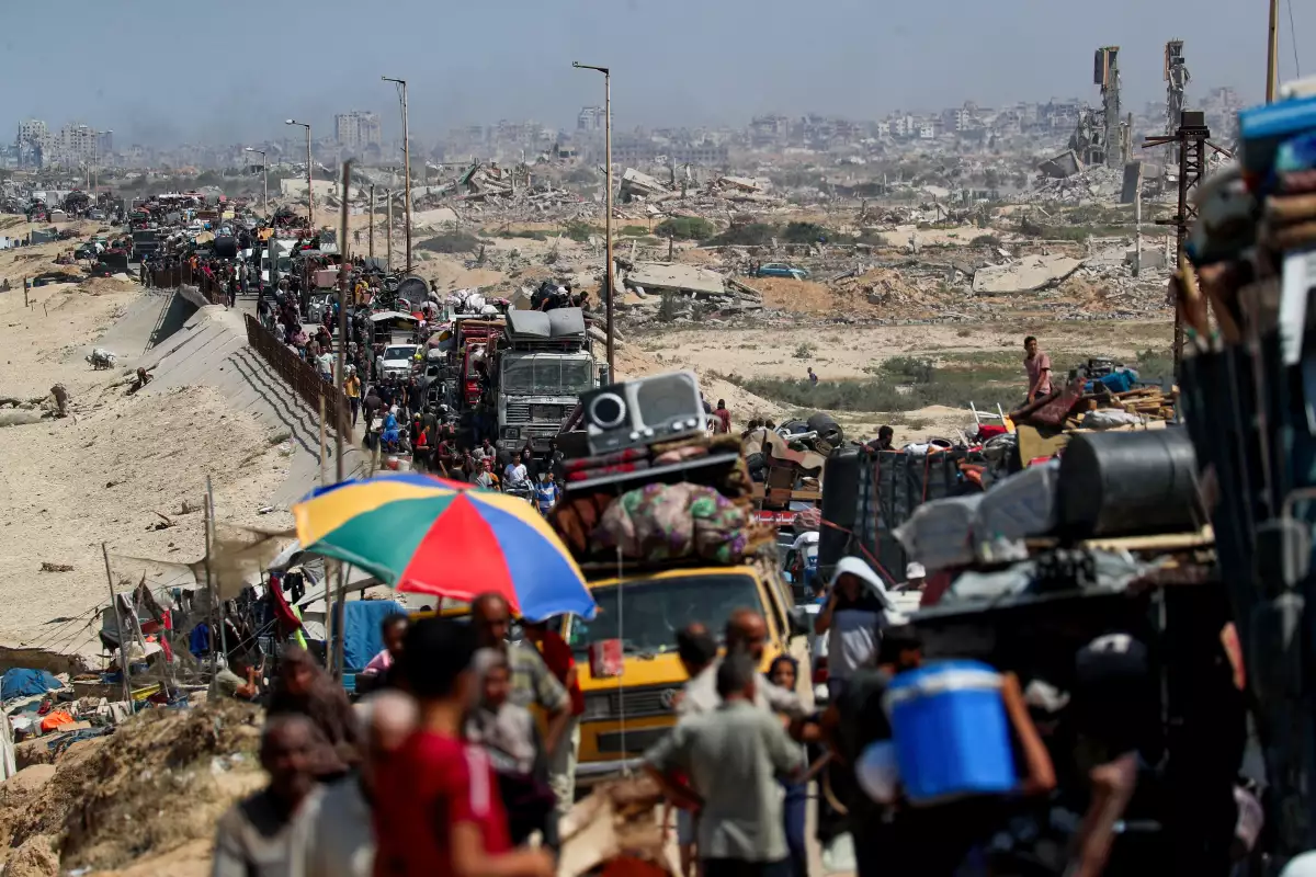 Los palestinos desplazados, que huyen del norte de Gaza debido a una operación militar israelí, se mueven hacia el sur después de que las fuerzas israelíes ordenaran a los residentes de la ciudad de Gaza que evacuaran hacia el sur, en el centro de la Franja de Gaza, el 16 de septiembre de 2025.