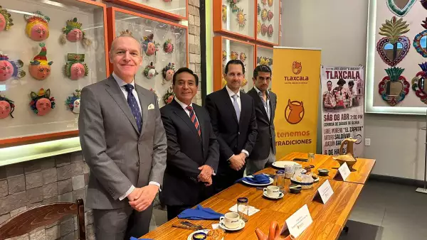 Cuatro hombres en una conferencia de prensa