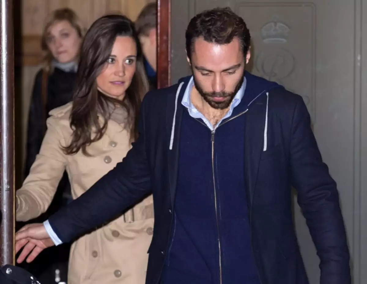 Pippa y James Middleton, hermanos de la Duquesa, fueron fotografiados al salir del hospital tras la visita a su hermana.