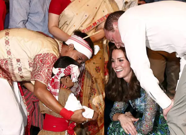 Los duques se acercaron a conocer al niño y a su padre.