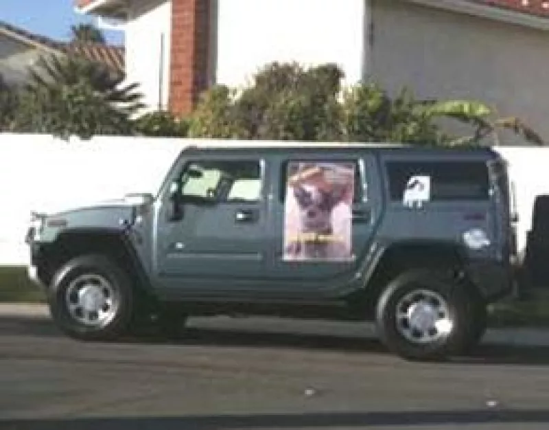Al parecer la dirigente sindical mandó a poner carteles en cuatro camionetas en donde se ofrece una recompensa de mil dólares.