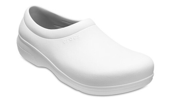 crocs-regala-pares-hospitales-coronavirus