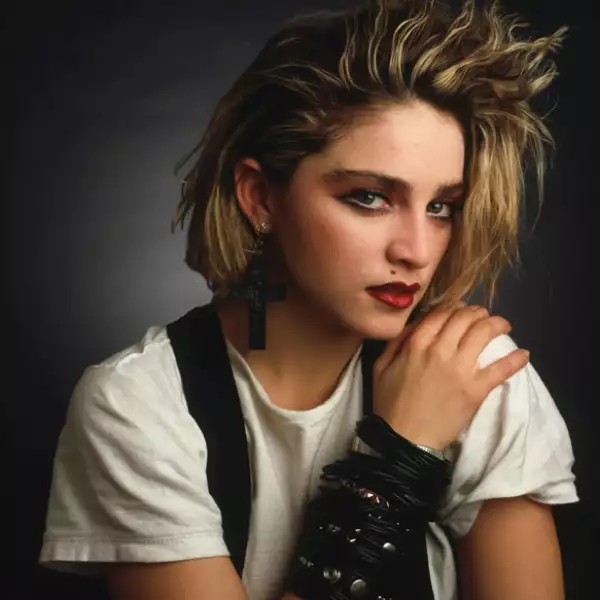 Madonna fue una de las estrellas de pop que más usaron este tipo de tinte. Con sus marcadas facciones y su notorio lunar, el estilo la hacía lucir mayor.