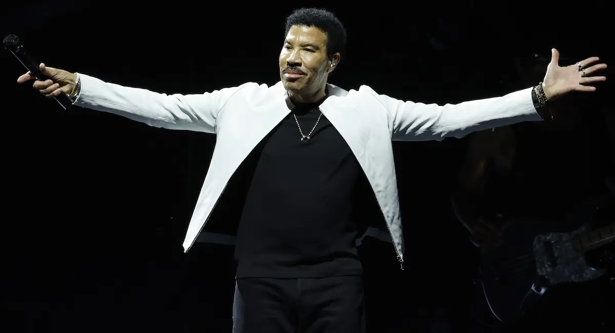 Lionel Richie cantando en un show.