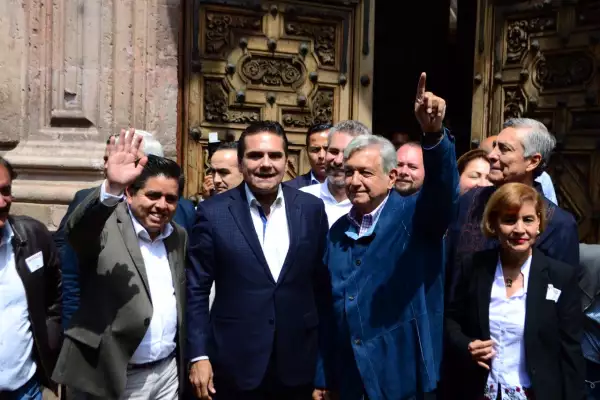 Roberto Pantoja, Silvano Aureoles y Andrés Manuel López Obrador, afuera de Palacio de Gobierno en Morelia.
