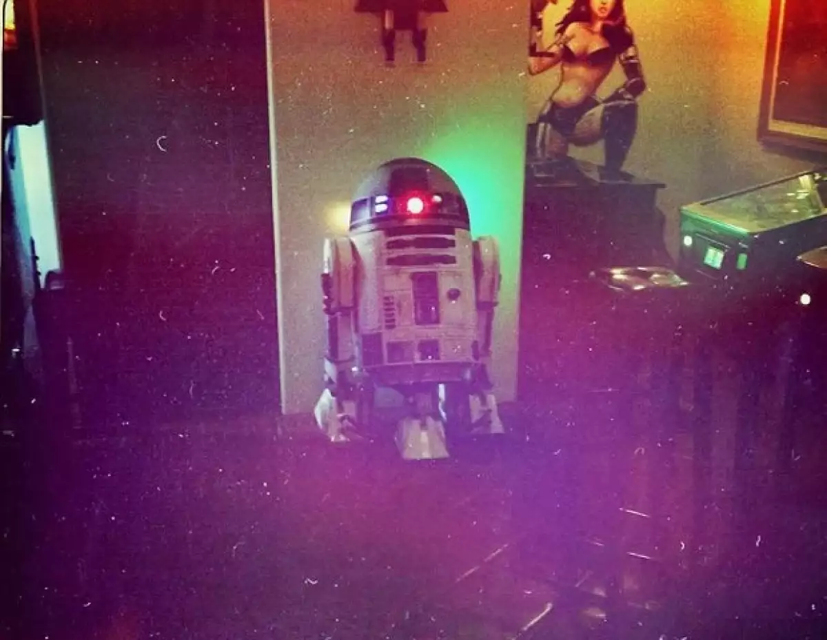 La sexy actriz se unió a la red social, y en una de sus primeras interacciones mostró una fotografía de su cuarto, donde presume un R2D2 idéntico al de la saga `Star Wars´.
