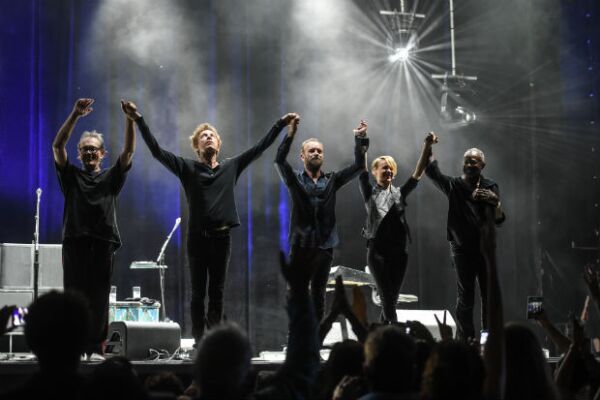 Sting no dejó de agradecer en español el cariño de los mexicanos.