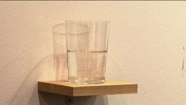 Vaso de agua medio lleno