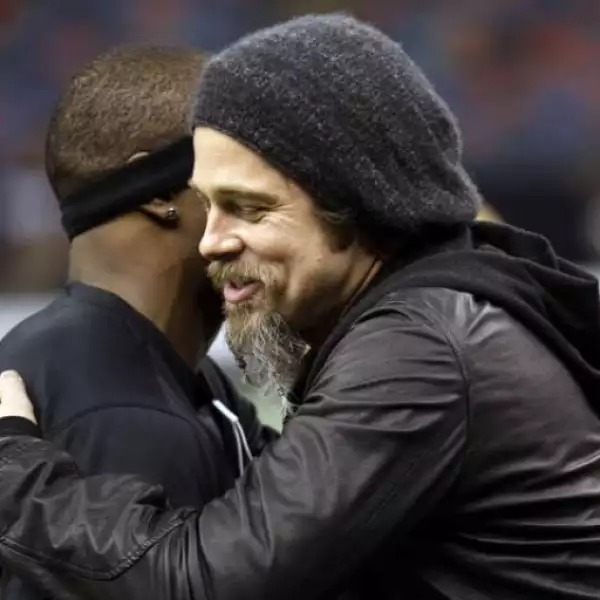 También aprovechó para saludar a corredor del equipo local Reggie Bush.