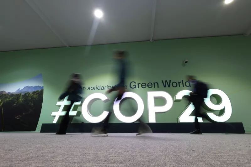 Acuerdo de la COP29 no menciona cómo abandonar las energías fósiles