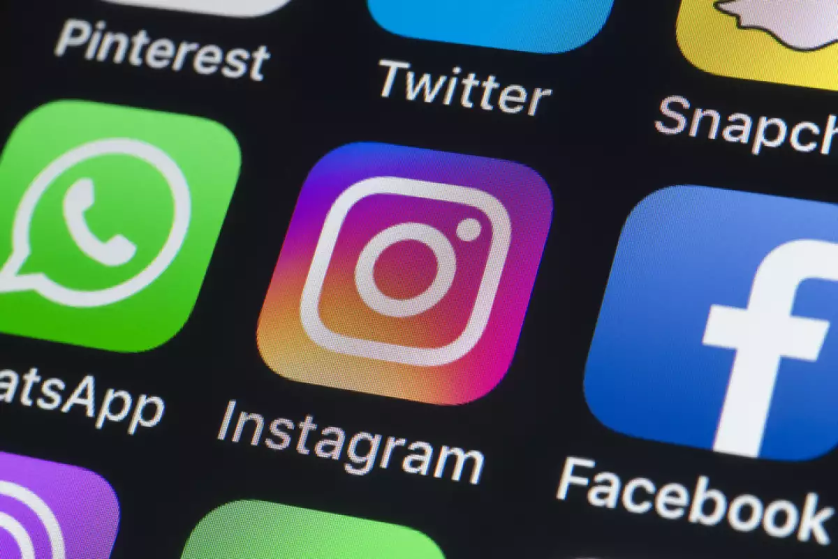 WhatsApp, Instagram, Facebook.