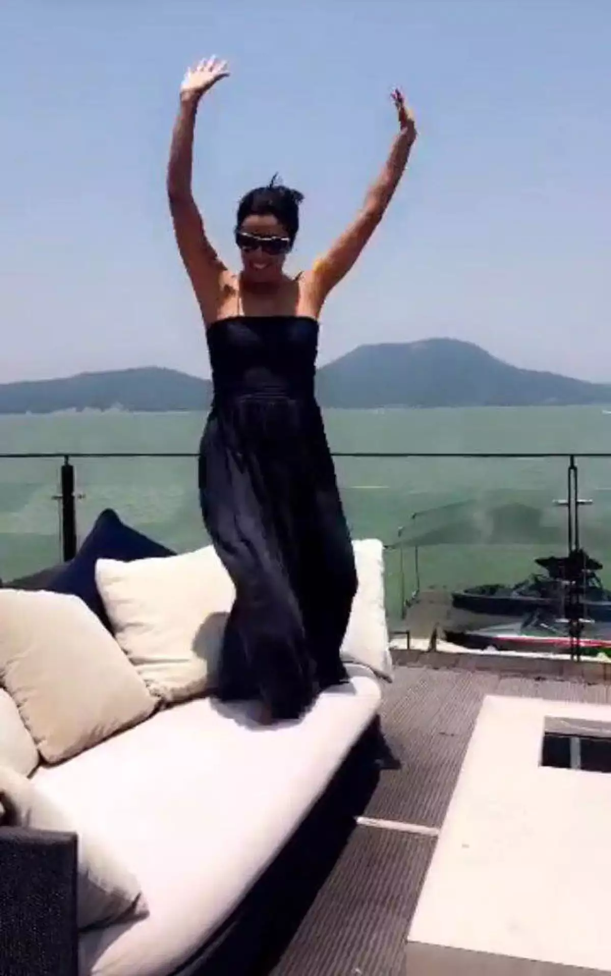 La actriz no parece querer dejar de celebrar su boda con Pepe Bastón, por lo que, arriba de un mueble en una terraza, bailó divertida la canción "Oh, What a Night".