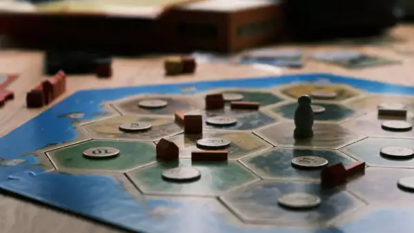 serie-y-pelicula-de-catan-netflix.jpg