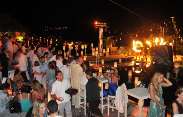 La decoración del lugar fue con salas tipo lounge, velas y la cena fue un buffet.