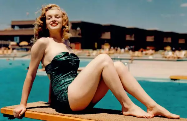 Marilyn Monroe posa en traje de baño.