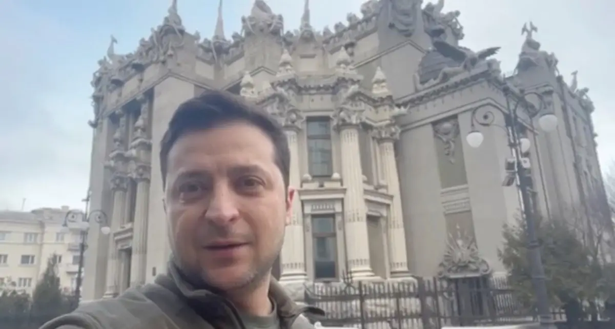 El presidente de Ucrania, Volodomir Zelenski, se dirige a los ucranianos desde Kiev, Ucrania. 
