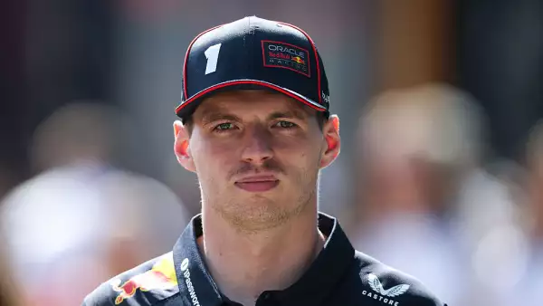 Foto medium shot de Max Verstappen con uniforme de Red Bull Racing.