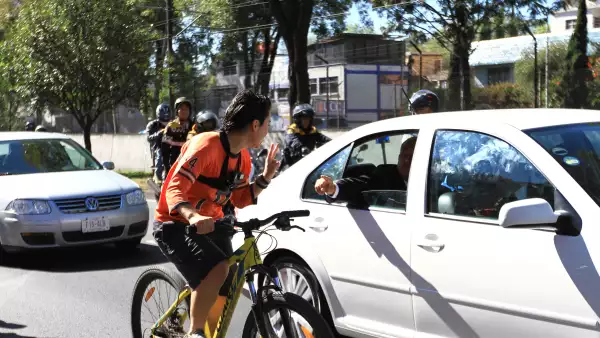 El momento exacto en el que el joven de la bici se acerco a AMLO.