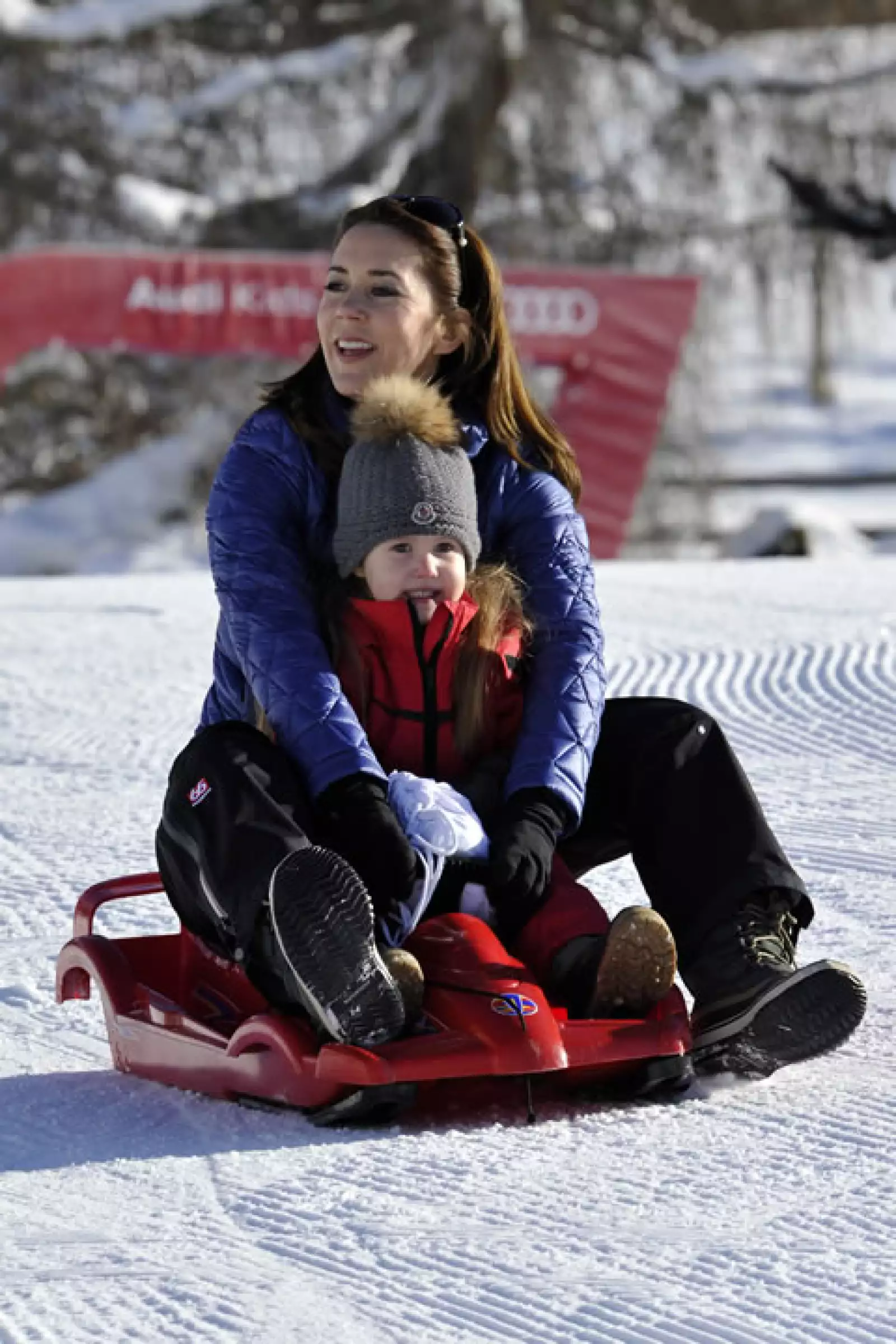 Verbier, Suiza, es uno de los destinos favoritos de los royals para disfrutar la nieve. Mary de Dinamarca posó con su hija, la princesa Josephine.