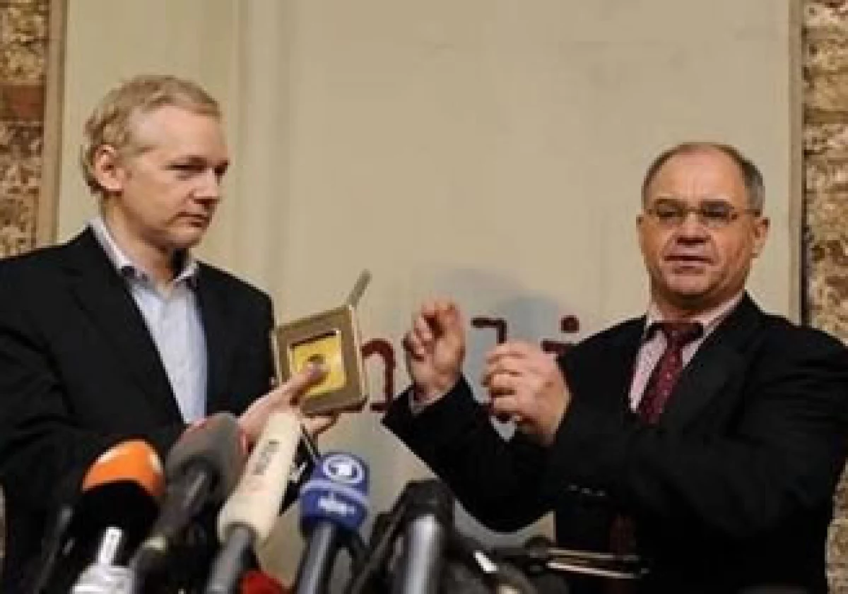 Ruldolf Elmer (der) entregó los datos al fundador de WikiLeaks (izq) en una conferencia de prensa. (Foto: Reuters)