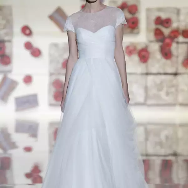 Vestido de tul corte corazon con bodice de puntos.