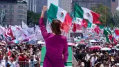 En la imagen, la presidenta Claudia Sheinbaum durante una celebración masiva por su triunfo electoral.