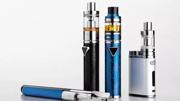 Los vapeadores son dispositivos que funcionan con batería. A través de una resistencia calientan el líquido, que se convierte en un vapor que la persona inhala. (iStock)
