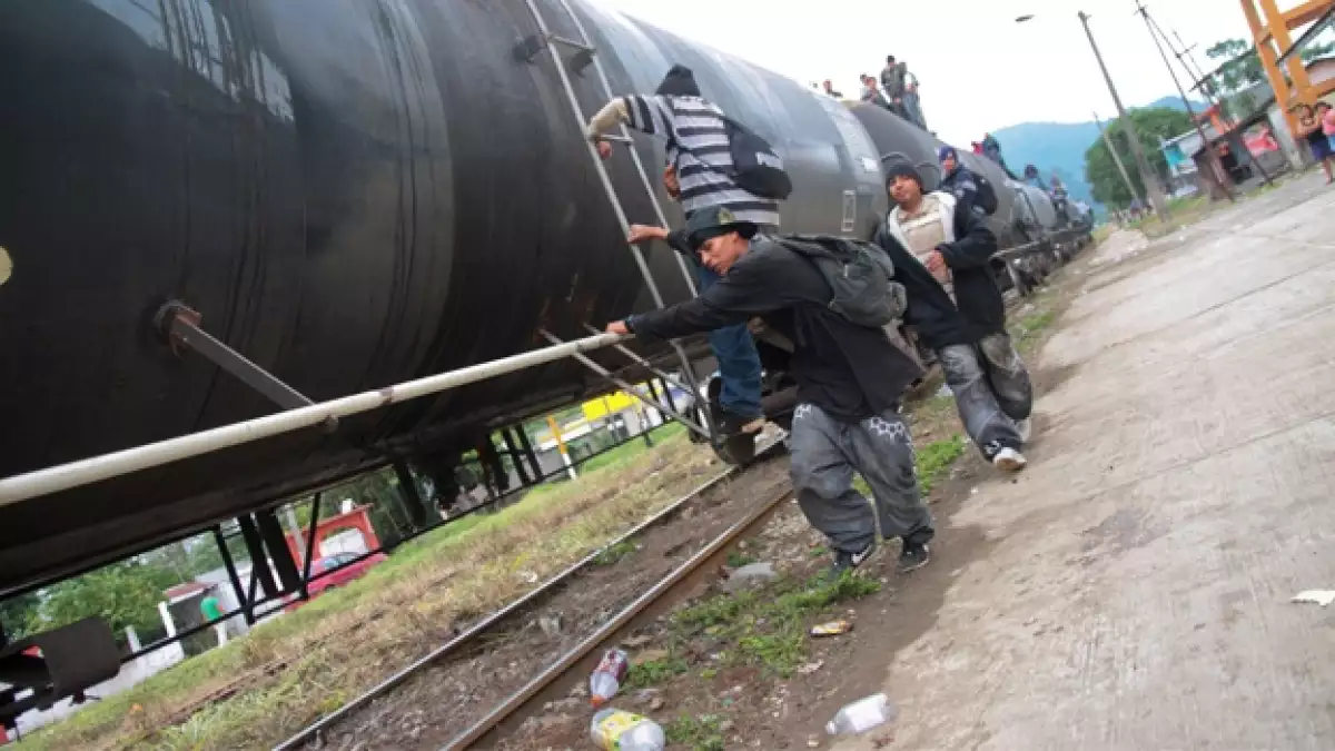 indocumentados junto al tren