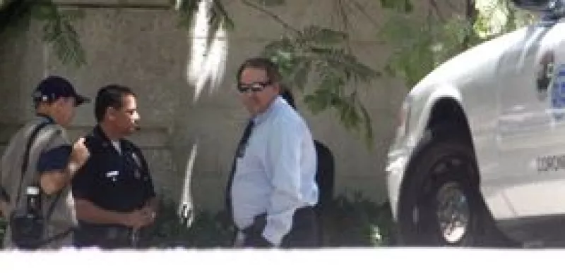 Ed Winter fue visto a eso del mediodía mientras ingresaba a la residencia ubicada en Holmby Hills, acompañado por múltiples personas, incluyendo un fotógrafo.