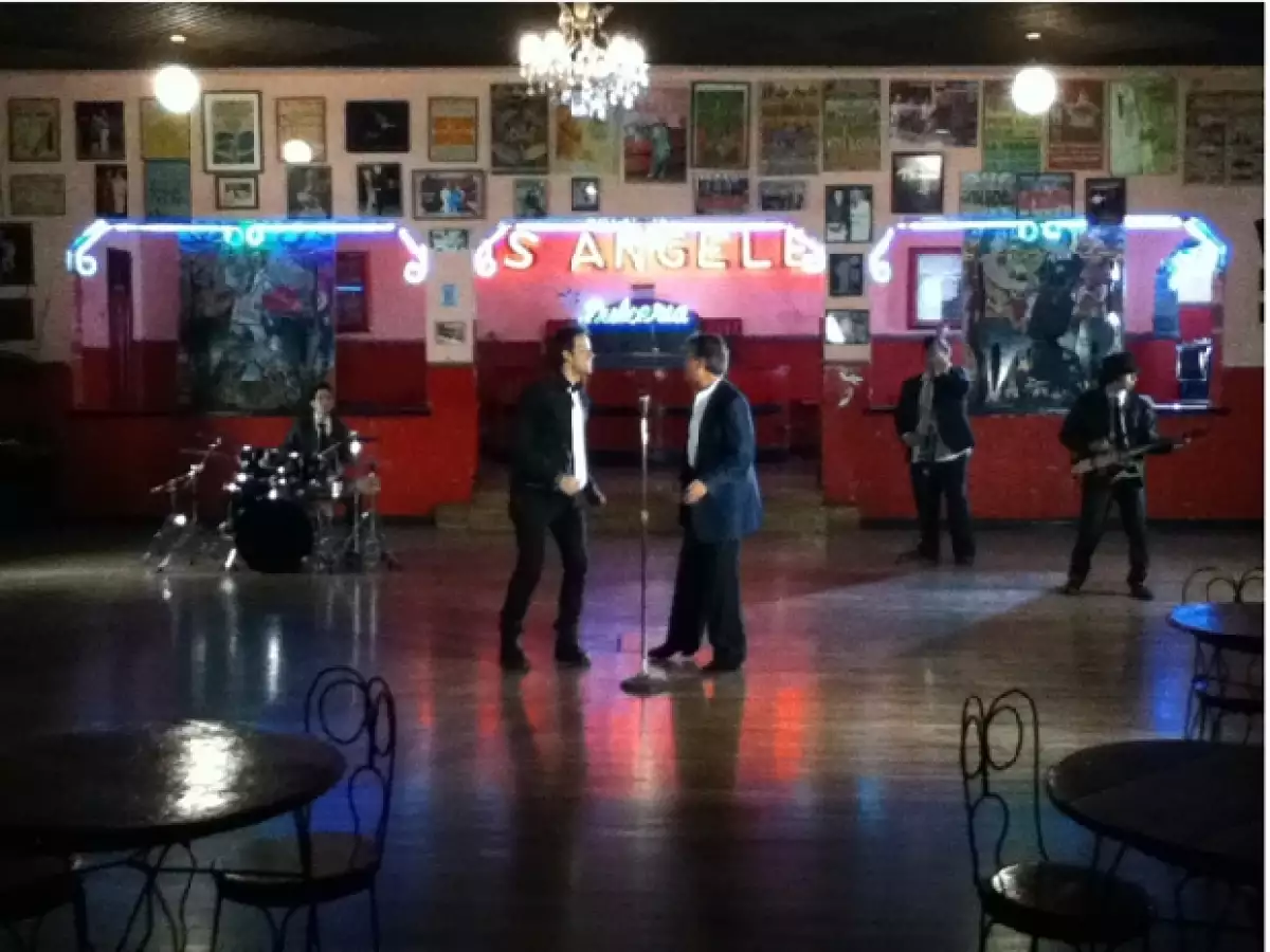 Imagen del videoclip "Vive" de Mane de la Parra a dueto con Napoleón.