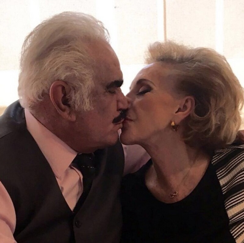 Gracias a ella estoy donde estoy, es el pilar de mi vida, mi familia y mi carrera. ¡Te amo cuca!, escribió Vicente junto a esta romántica foto con su esposa.