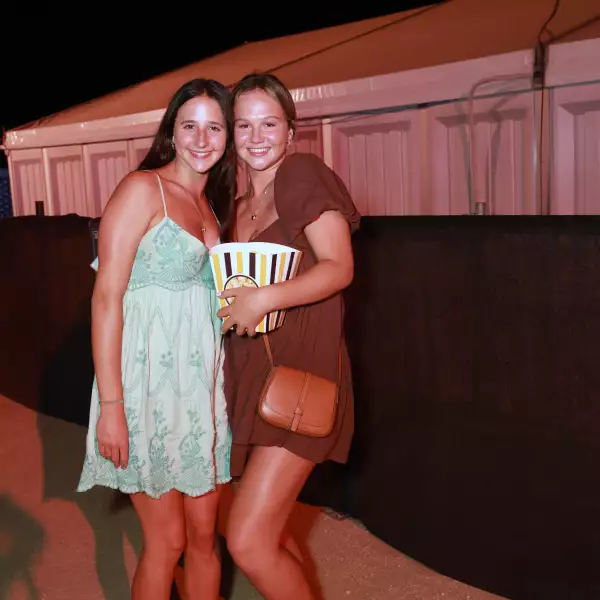 Ainsley Hogan y Katie Barmmer 