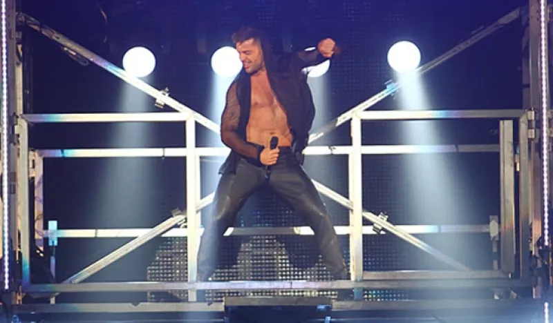 Con una metáfora en video, en la cual rompe él mismo las cadenas que lo atán, el cantante renació en el escenario y se dejó ver en todo su esplendor.