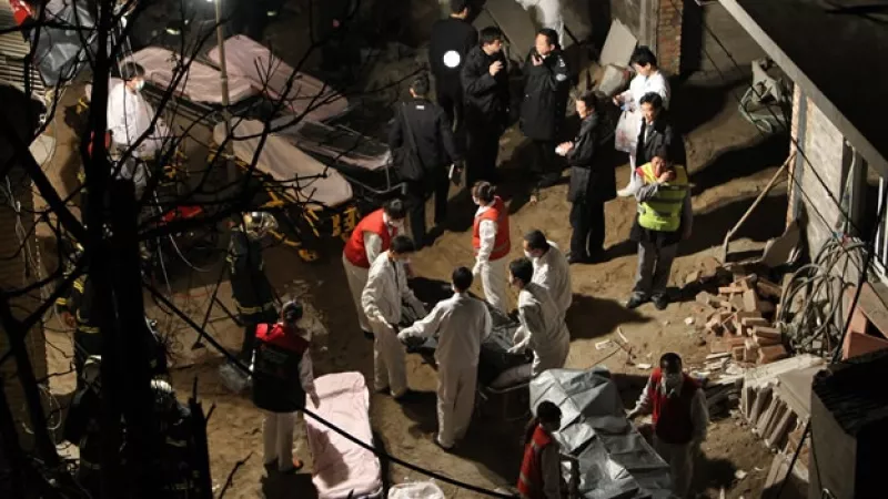 autoridades atienden un incendio en beijing