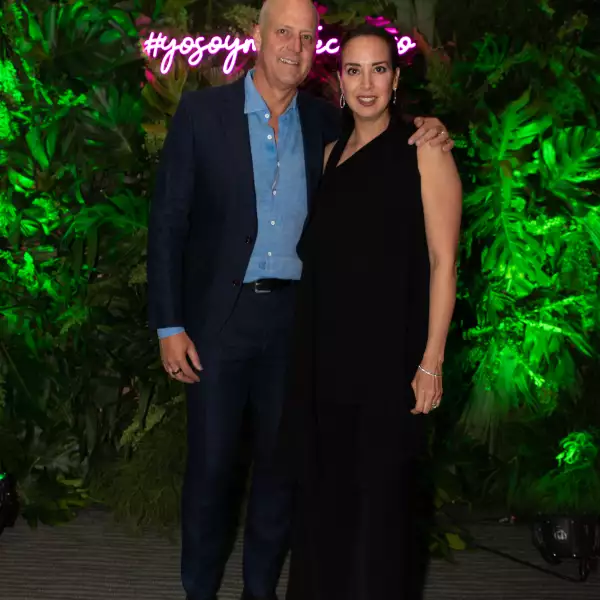 Alejandro Gómez Levy e Ivonne Díaz de Sandi.jpg