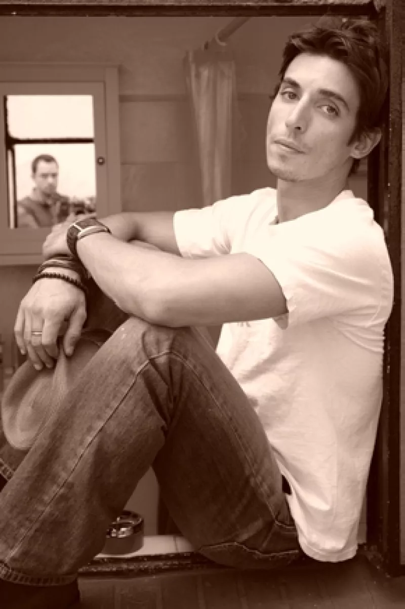 El joven actor platicó con Quién.com acerca del reto que le representó interpretar al bueno de la novela "Emperatriz", además de que está muy enemorado de su actual pareja.