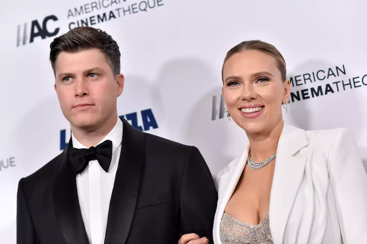 Colin Jost y Scarlett Johansson