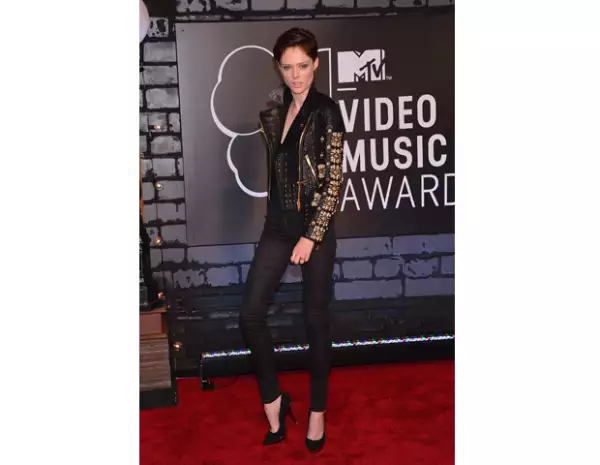 Coco Rocha súper rocker con skinny jeans y una leather jacket.