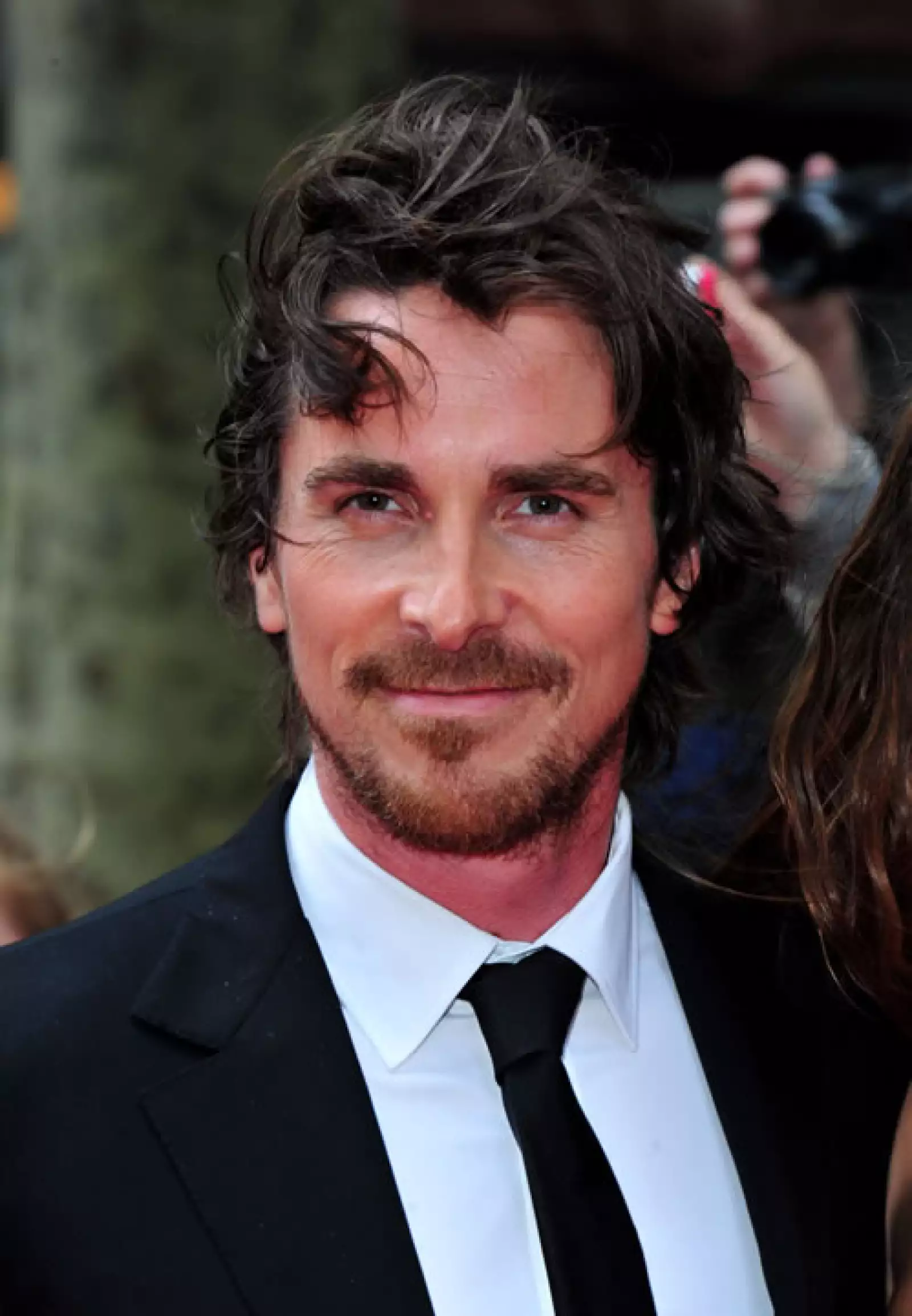 Tanto por su papel en la oscura saga `Batman´, como por lo que se dice de él fuera de cámaras, nos queda claro que Christian Bale es de los galanes `rudos´.