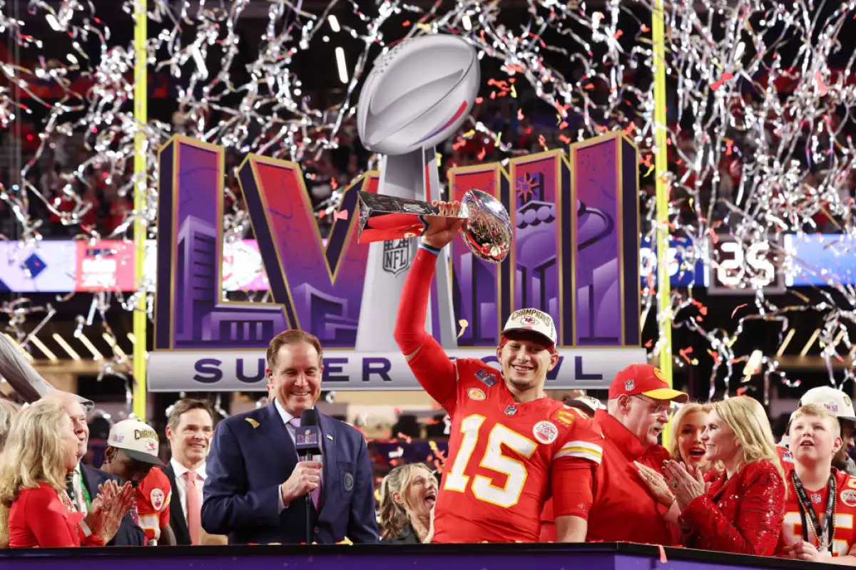 Imagen del quarterback de Kansas, Patrick Mahomes, sosteniendo el trofeo Vince Lombardi en el Super Bowl LVIII.