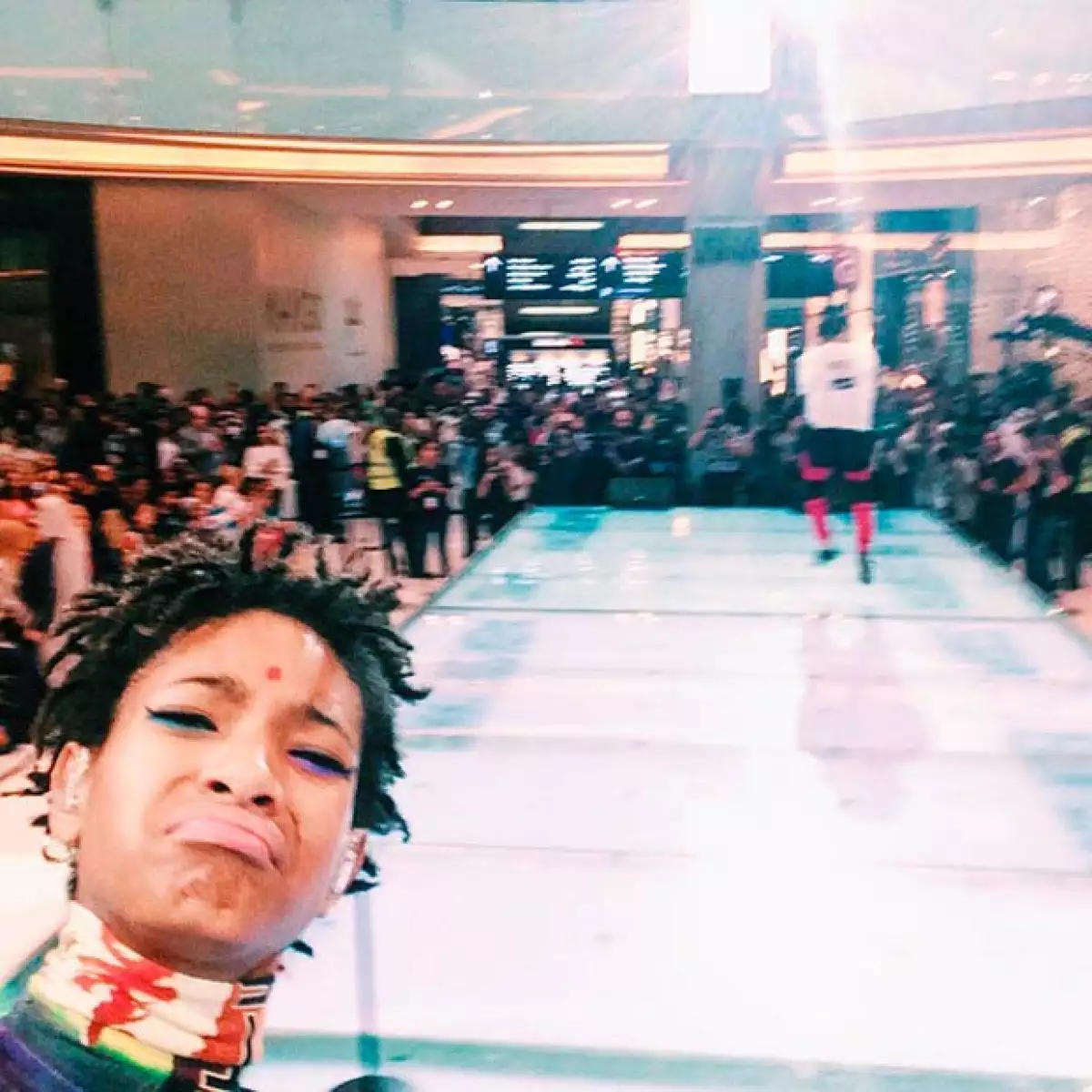 Durante la entrevista Willow habló poco, siendo Jaden quien incluso explicara el por qué de sus prendas de mujer.