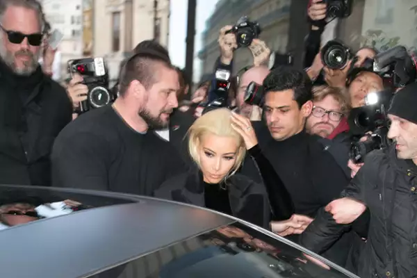 La socialité fue asediada por los paparazzi que morían por captar su nuevo look.