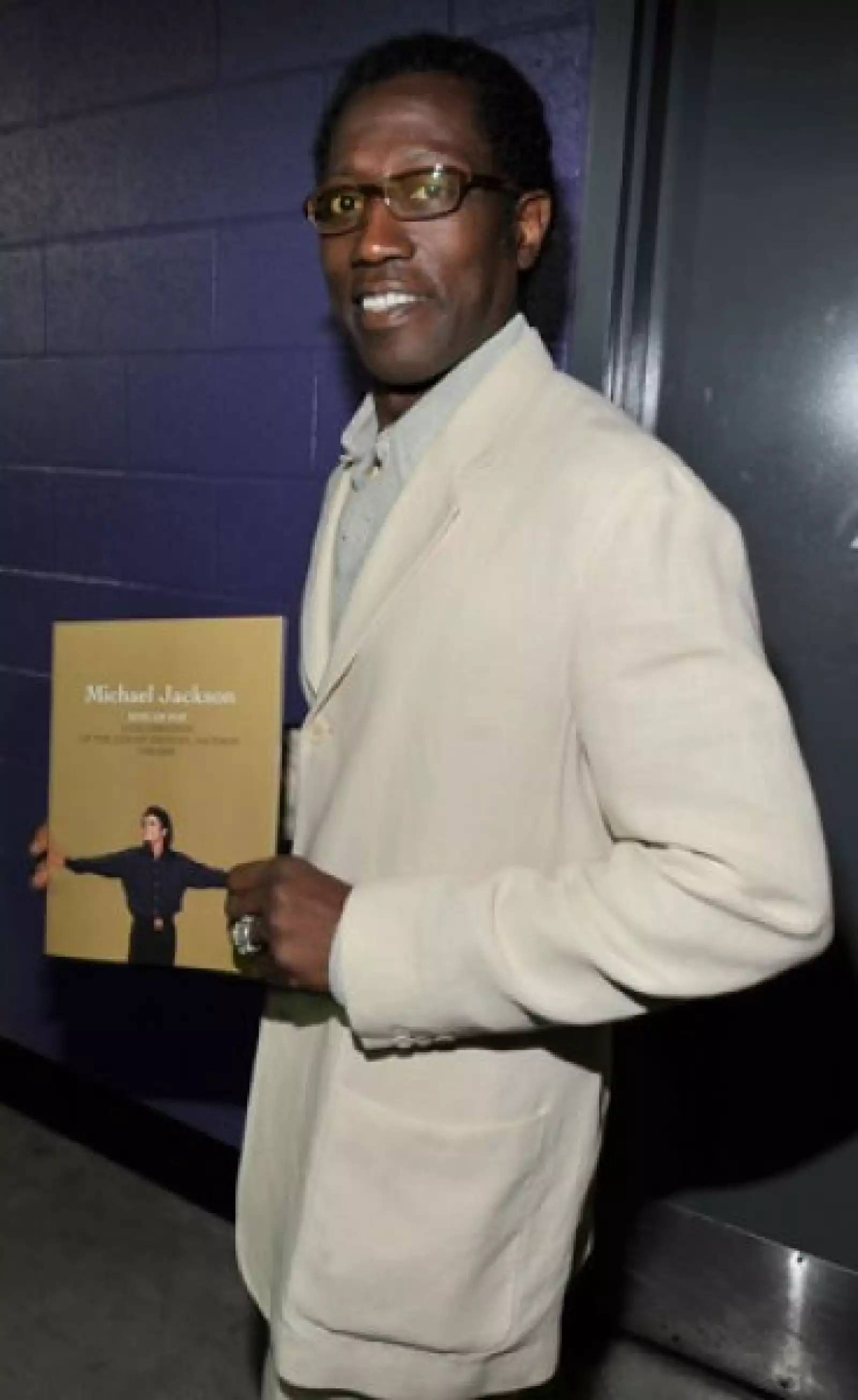 El actor Wesley Snipes mostró el libro dedicado al Rey del Pop.
