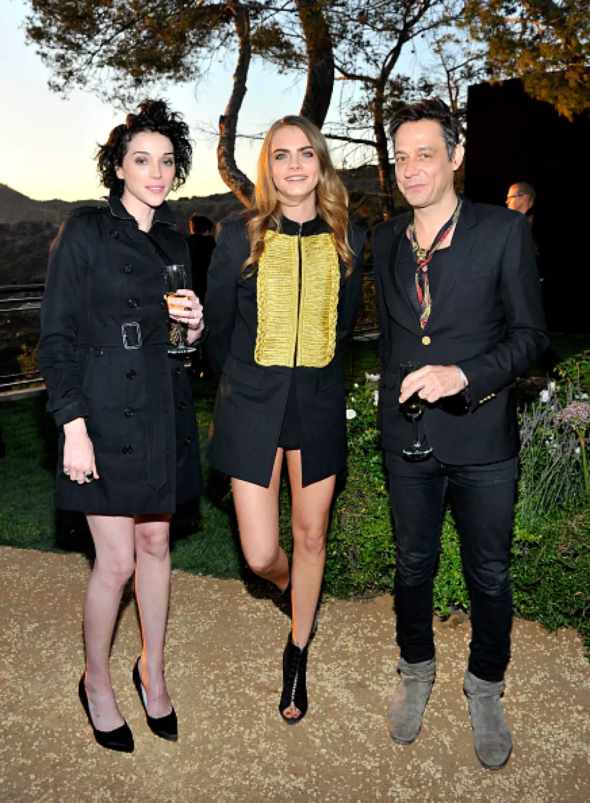 La pareja acompañadas del músico Jamie Hince en el evento London in LA, de Burberry.