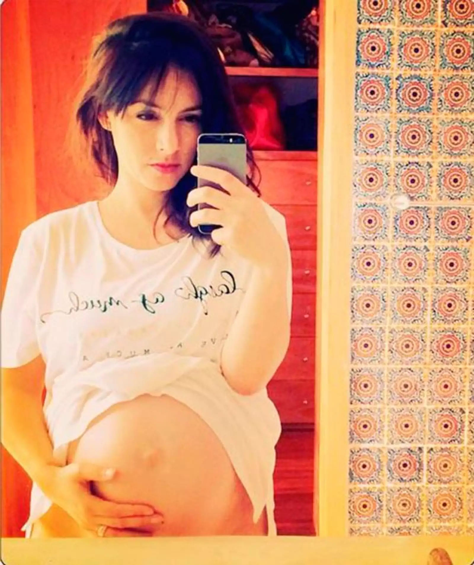 Desde el inicio de su embarazo, Claudia se ha mostrado abierta y ha compartido con sus seguidores bellos momentos durante la dulce espera.