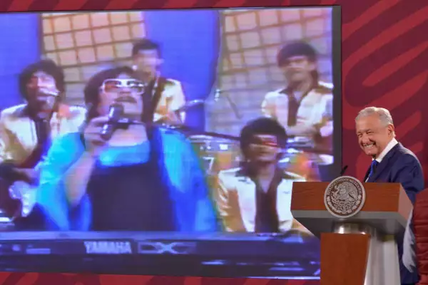Andrés Manuel López Obrador, presidente de México, sonríe al escuchar la canción "Uy que miedo" de "Chico Che y La Crisis", durante la conferencia matutina realizada en Palacio Nacional.