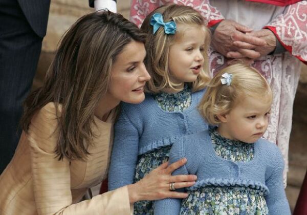 Las más aplaudidas fueron las hijas de los Príncipes, Leonor y Sofía, vestidas ambas con un vestido de flores y una rebeca torera azul.