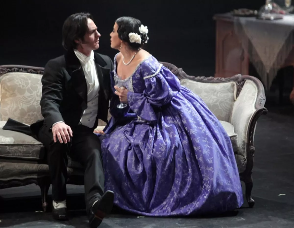 Mauricio Ochmann demostró su talento al interpretar un personaje de teatro clásico.