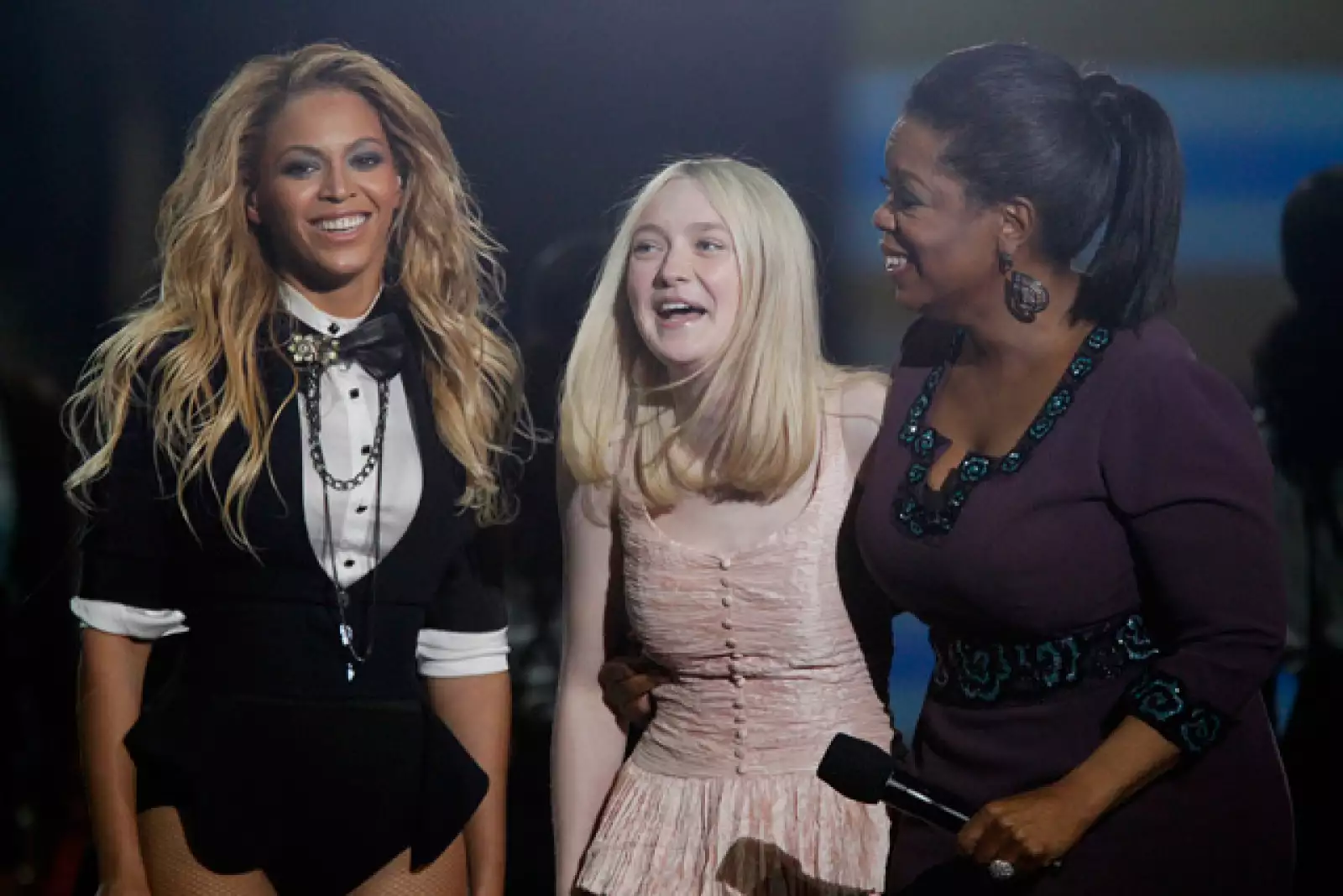 Beyoncé y Dakota Fanning con la anfitriona.