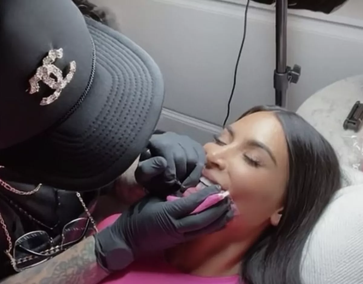 Kim Kardashian confiesa que se tatuó en 2022.